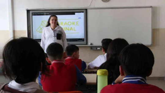 Görme engelli Aleyna öğretmen, müziği öğrencilere gönül gözüyle öğretiyor