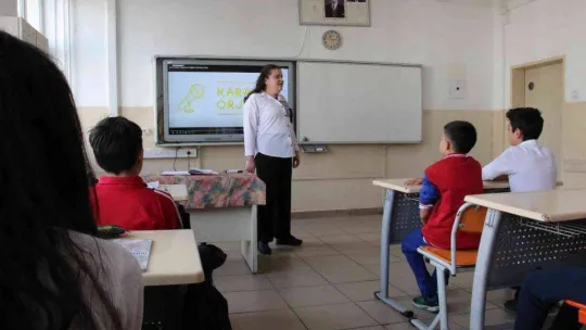 Görme engelli Aleyna öğretmen, müziği öğrencilere gönül gözüyle öğretiyor
