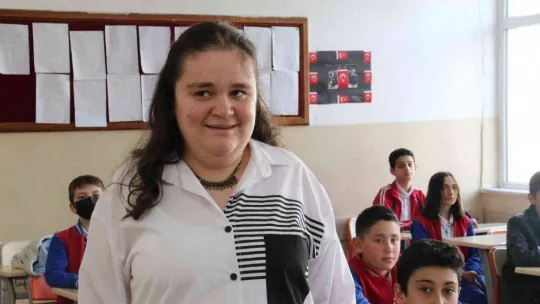 Görme engelli Aleyna öğretmen, müziği öğrencilere gönül gözüyle öğretiyor