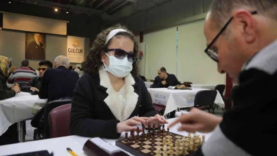 Görme engelliler satrançta kozlarını paylaştı