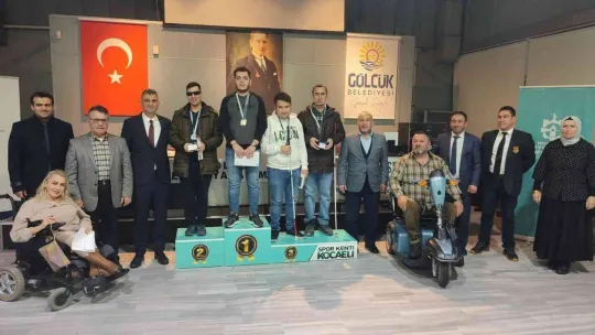 Görme engelliler satrançta kozlarını paylaştı