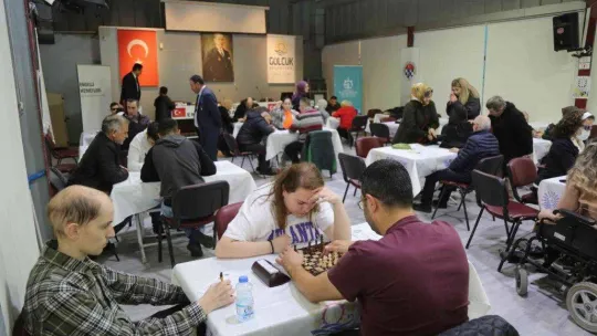 Görme engelliler satrançta kozlarını paylaştı