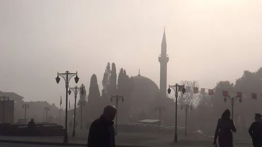 Göz gözü görmüyor: Sis şehri kapladı