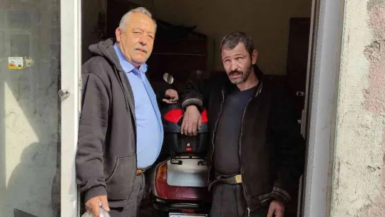 Gözleri görmüyor, hissederek 20 yıldır motosiklet tamir ediyor