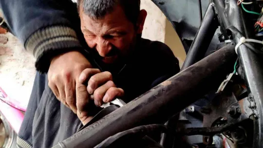 Gözleri görmüyor, hissederek 20 yıldır motosiklet tamir ediyor