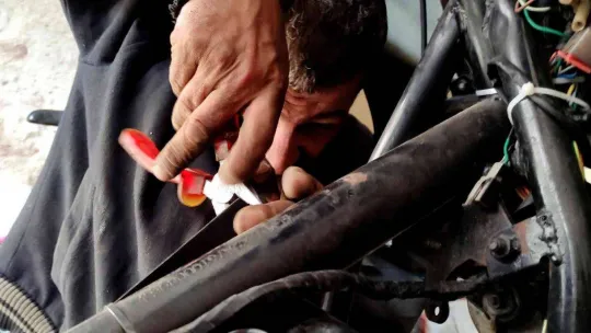 Gözleri görmüyor, hissederek 20 yıldır motosiklet tamir ediyor