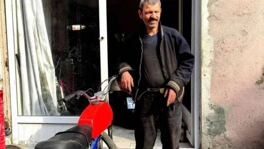 Gözleri görmüyor, hissederek 20 yıldır motosiklet tamir ediyor