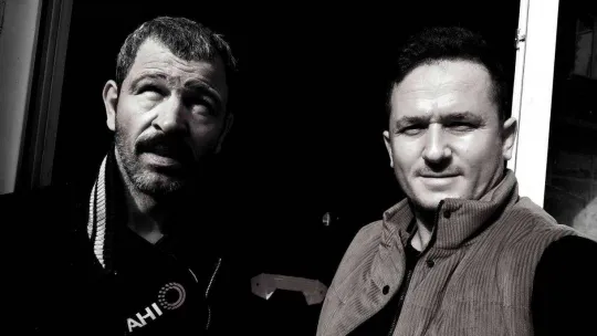 Gözleri görmüyor, hissederek 20 yıldır motosiklet tamir ediyor