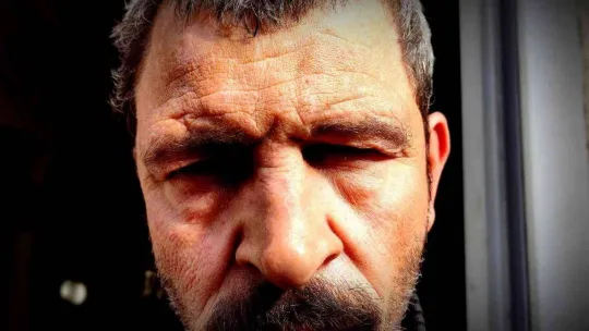 Gözleri görmüyor, hissederek 20 yıldır motosiklet tamir ediyor