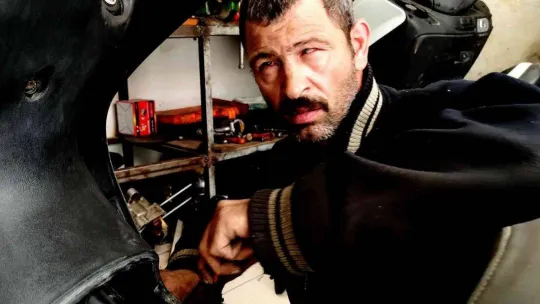 Gözleri görmüyor, hissederek 20 yıldır motosiklet tamir ediyor