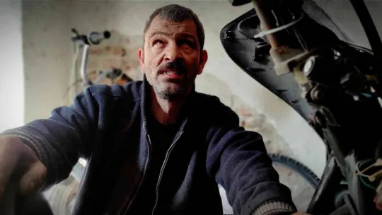 Gözleri görmüyor, hissederek 20 yıldır motosiklet tamir ediyor