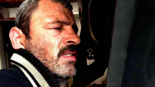 Gözleri görmüyor, hissederek 20 yıldır motosiklet tamir ediyor