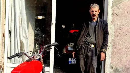 Gözleri görmüyor, hissederek 20 yıldır motosiklet tamir ediyor