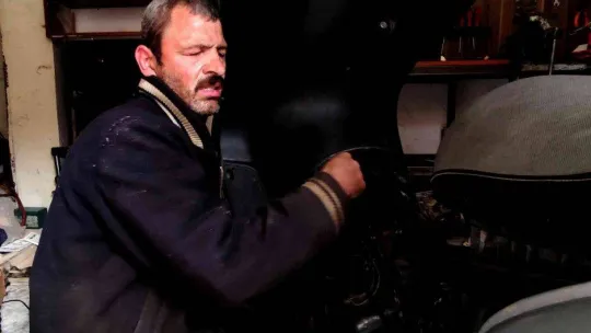 Gözleri görmüyor, hissederek 20 yıldır motosiklet tamir ediyor