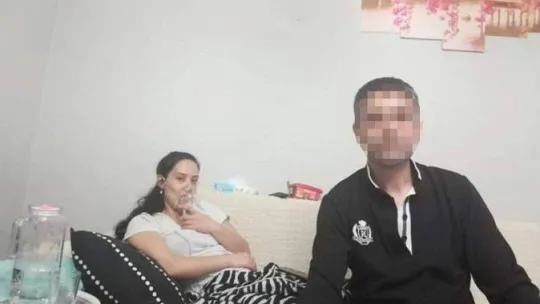 Gözü dönen koca eşini feci şekilde darp edip, bıçakla parmağını kesmeye çalıştı