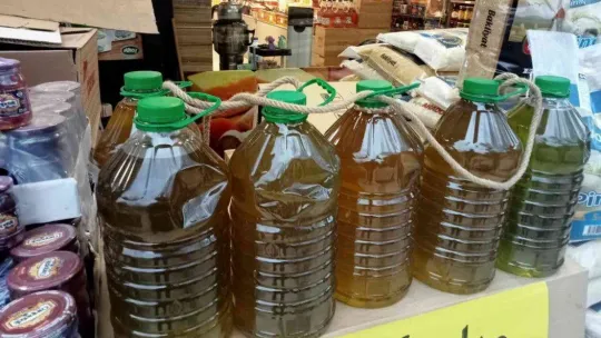 Gözüne kestirdiği zeytinyağlarını çalan hırsız kamerada