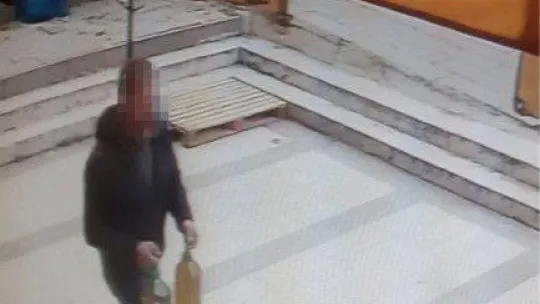 Gözüne kestirdiği zeytinyağlarını çalan hırsız kamerada