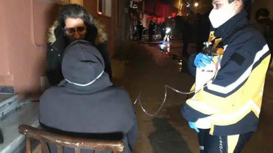 Gözyaşları içinde yanan evini izledi