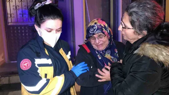 Gözyaşları içinde yanan evini izledi