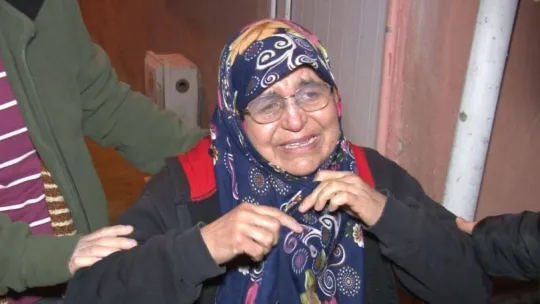 Gözyaşları içinde yanan evini izledi