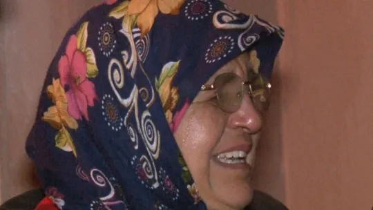 Gözyaşları içinde yanan evini izledi