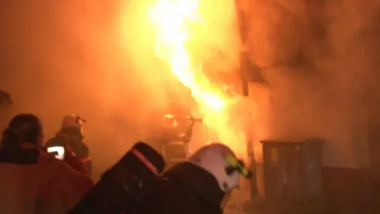 Gözyaşları içinde yanan evini izledi