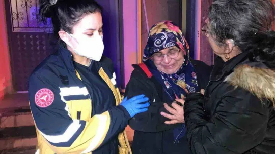 Gözyaşları içinde yanan evini izledi