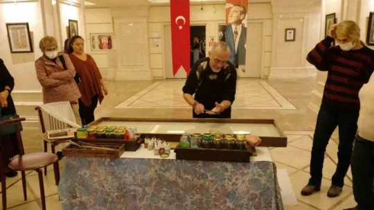 Guinnes Rekorlar Kitabı'na adını altın harflerle yazdıran 'Rekor Ebru', başkentte ilk defa görücüye çıkıyor