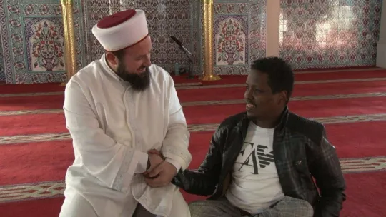 Günde 5 vakit sürünerek namaz kılmaya geliyor