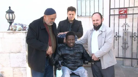 Günde 5 vakit sürünerek namaz kılmaya geliyor