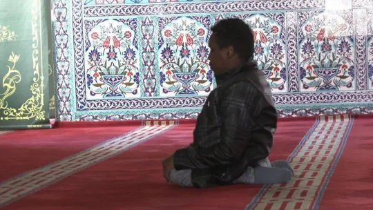 Günde 5 vakit sürünerek namaz kılmaya geliyor