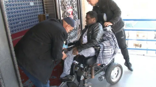 Günde 5 vakit sürünerek namaz kılmaya geliyor