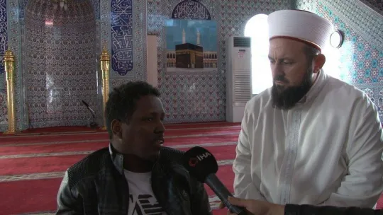 Günde 5 vakit sürünerek namaz kılmaya geliyor