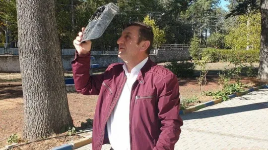 Güneş tutulmasını kaynak gözlüğü ile izledi