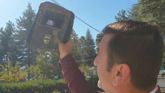 Güneş tutulmasını kaynak gözlüğü ile izledi