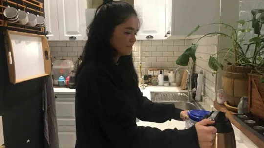 Güngören'de bir kadının pişmesi için ocağa koyduğu süt bomba gibi patladı