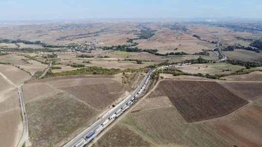 Günlerdir sınırda bekleyen tır şoförleri: 'İnsanlıktan çıktık, tuvaletimizi bile yapamıyoruz'