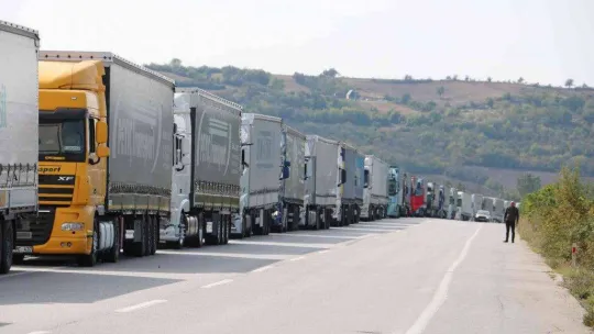 Günlerdir sınırda bekleyen tır şoförleri: 'İnsanlıktan çıktık, tuvaletimizi bile yapamıyoruz'