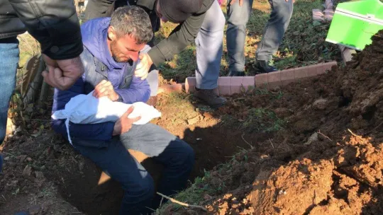 Günün acı en acı haberi: 8 aylık oğlunun kefenini çözüp son kez sevdi