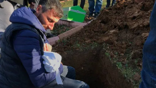 Günün acı en acı haberi: 8 aylık oğlunun kefenini çözüp son kez sevdi