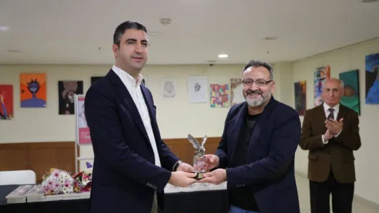 Gurbetçi yazar Kenan Taşkesen, 'Aşil Topuğu' adlı kitabını Kartal'da okurları için imzaladı