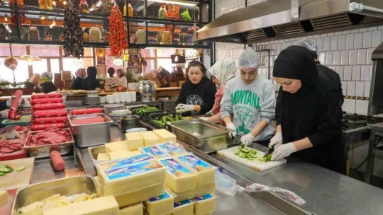 Gürpınarlı kadınlar depremzedeler için kumanya mesaisinde