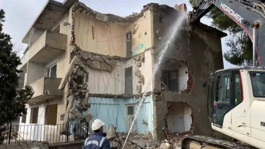 Gürsu'da riskli metruk yapı yıkıldı