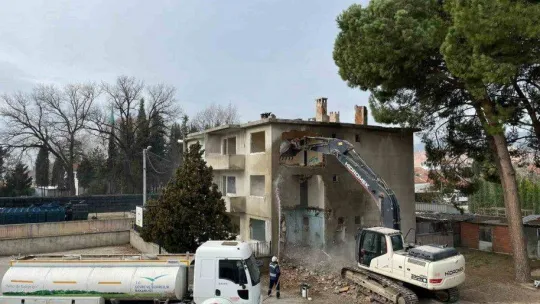 Gürsu'da riskli metruk yapı yıkıldı