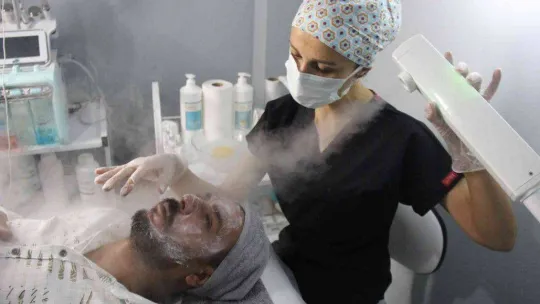 Güzellik yarışında erkekler kadınları solladı