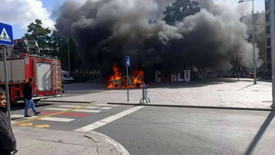 Haciz gelen arabasını benzin döküp yaktı