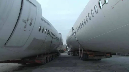 Hadımköy'de bekleyen hurda uçaklar TEM Otoyolu ile limana taşındı