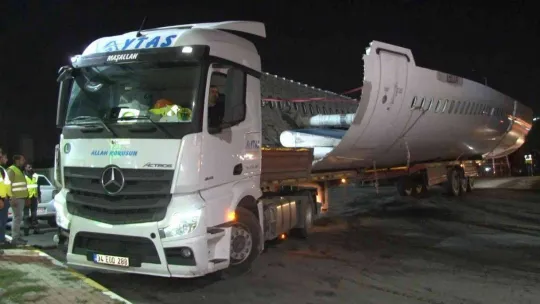 Hadımköy'de bekleyen hurda uçaklar TEM Otoyolu ile limana taşındı