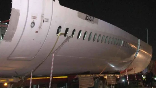 Hadımköy'de bekleyen hurda uçaklar TEM Otoyolu ile limana taşındı