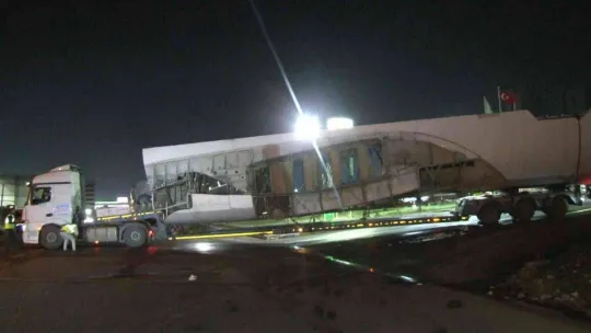 Hadımköy'de bekleyen hurda uçaklar TEM Otoyolu ile limana taşındı